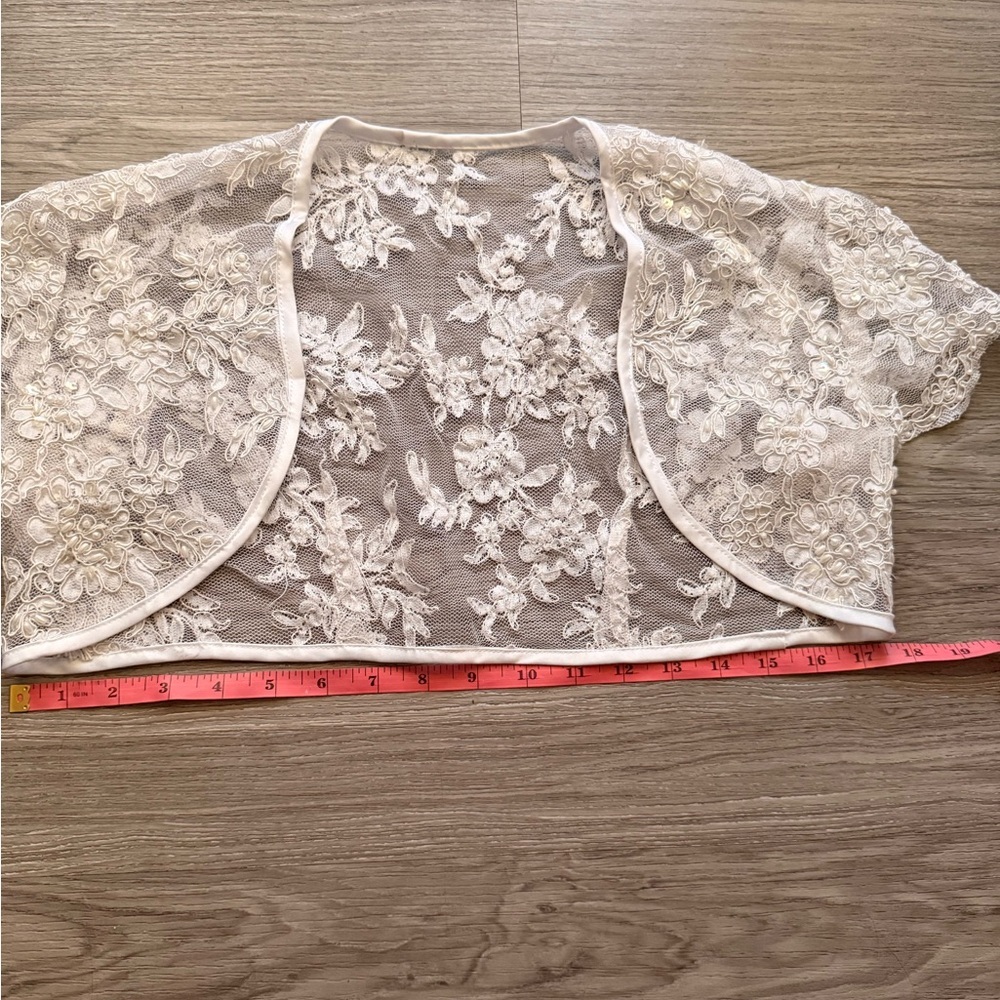 Elegant Lace Bolero Jacket - Picture 6 of 7